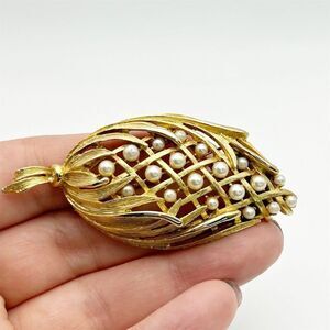 Vintage Lisner Brushed Gold Tone Faux Pearl Brooch Pin Textured Elegant Design